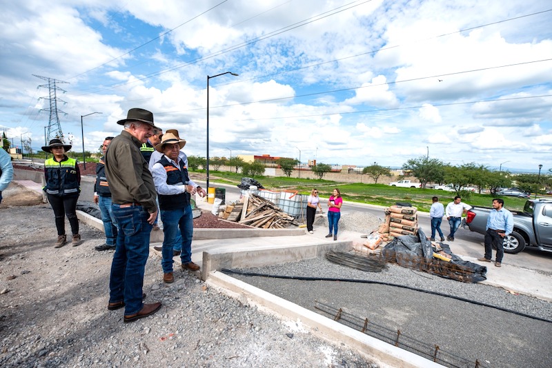 Enrique Vega Carriles inspecciona diversas obras en 4 Fraccionamientos de El Marqués.