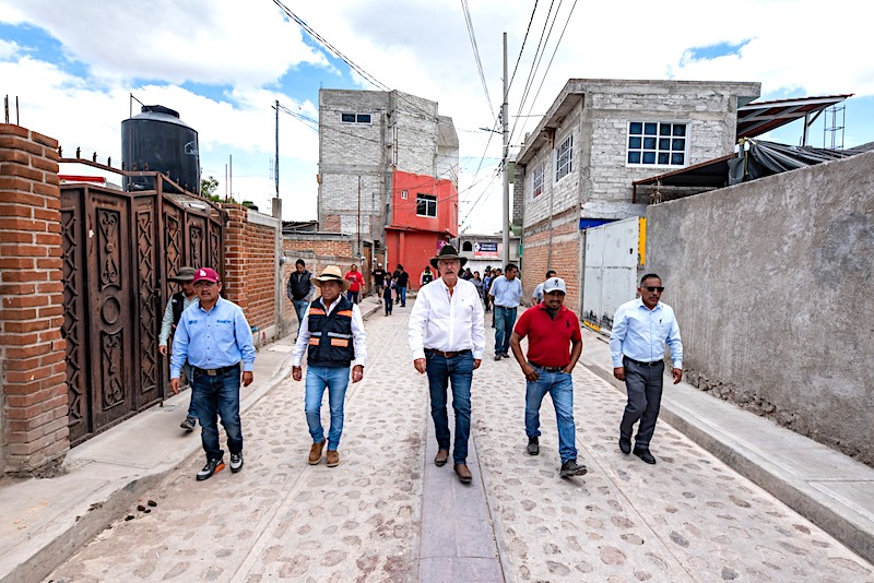 Enrique Vega supervisa obras de infraestructura en 4 comunidades de El Marqués.