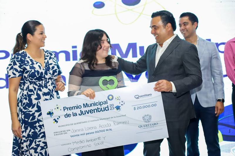 Entrega Luis Nava el premio Municipal de la Juventud 2023.