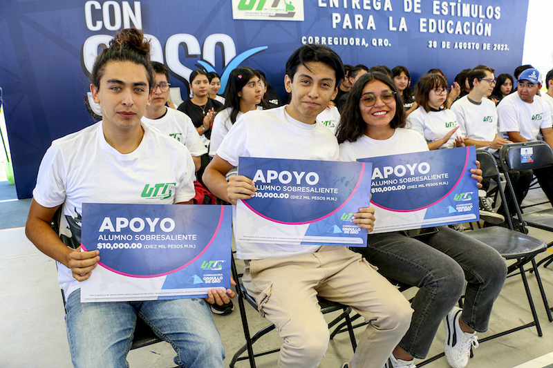 Estudiantes de la UTC reciben estímulos económicos para estancia en el Extranjero.