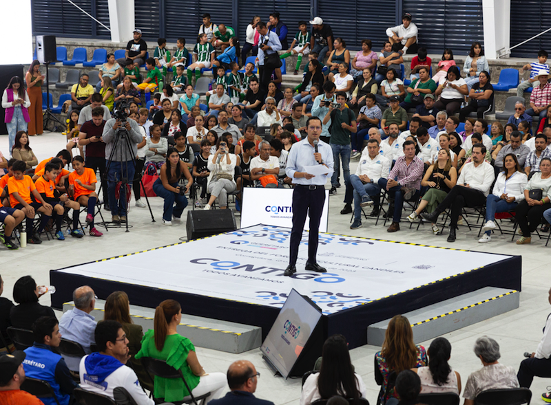 Josué Guerrero entrega Foro Multicultural Candiles en Corregidora.