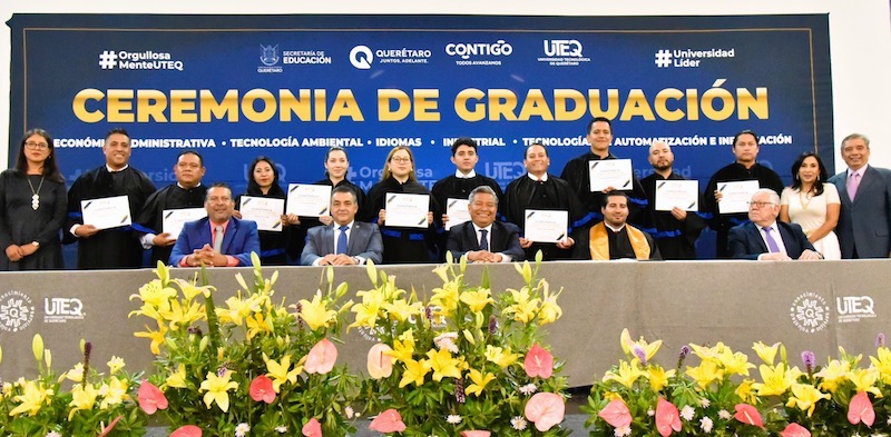 Se gradúan 1,200 jóvenes de la UTEQ.