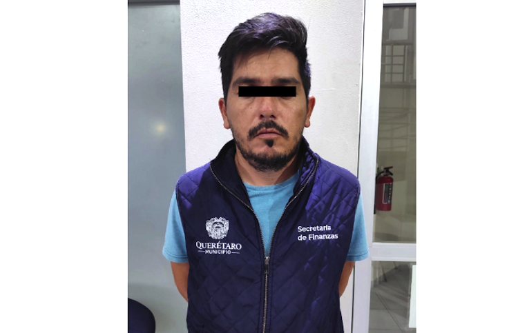 Se hacía pasar por servidor público del Municipio de Querétaro; fue detenido por la policía.