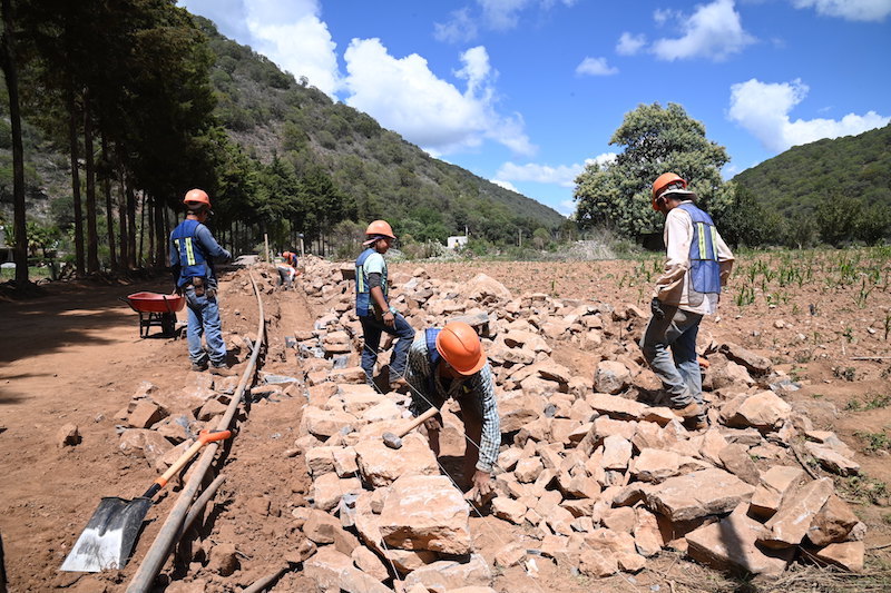 Se moderniza camino de Derramadero a Bucareli en Pinal de Amoles.