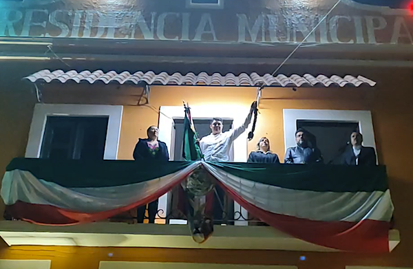 Carlos Manuel Ledesma Robles da el grito de Independencia en San Joaquín.