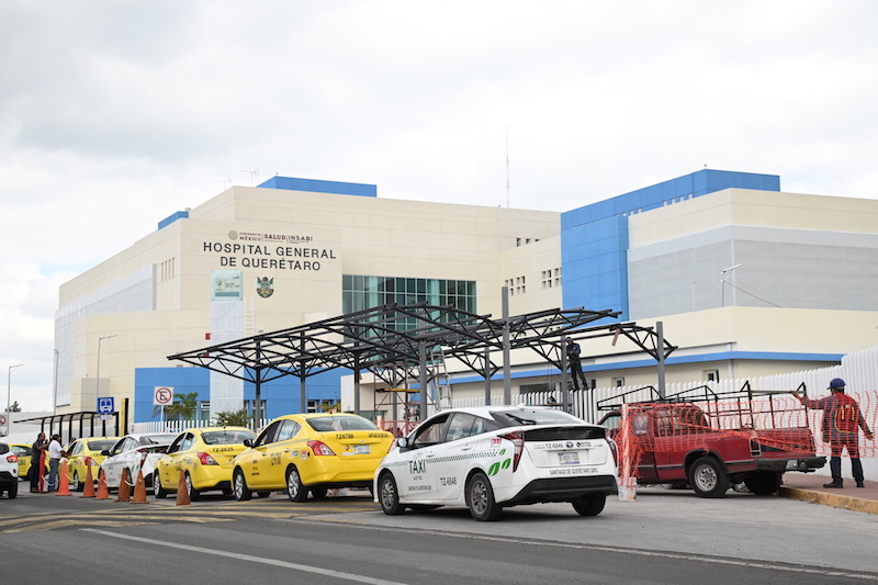 Construyen paradero de transporte público en Hospital General de Querétaro.