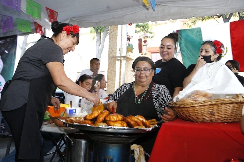 Exitosa la Feria de la Enchilada y el Guajolote realizada en el Centro Histórico de Querétaro, donde participaron 52 comerciantes y alrededor de 10 mil comensales.