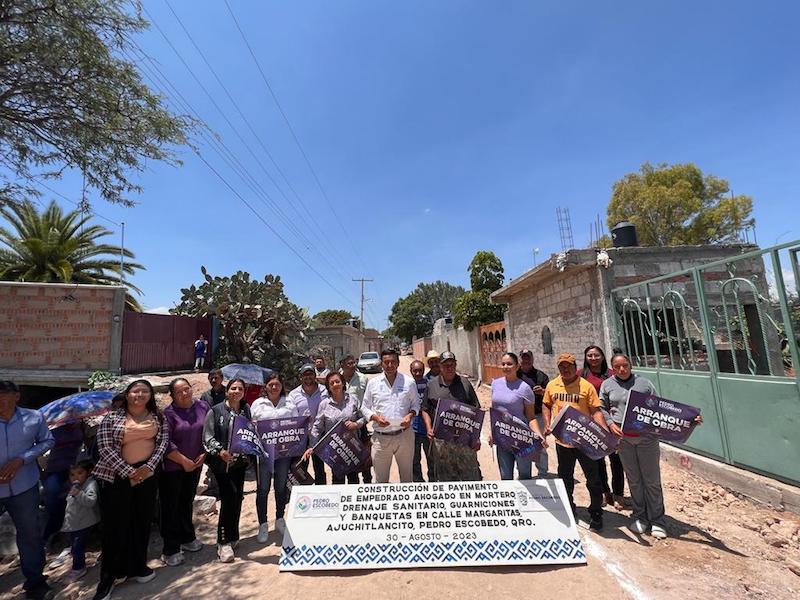 Inician obras de mejoramiento de calle Margaritas en Ajuchitlancito, Pedro Escobedo.