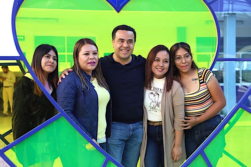 Interactúa Luis Nava con alumnas de la Universidad de las Mujeres.