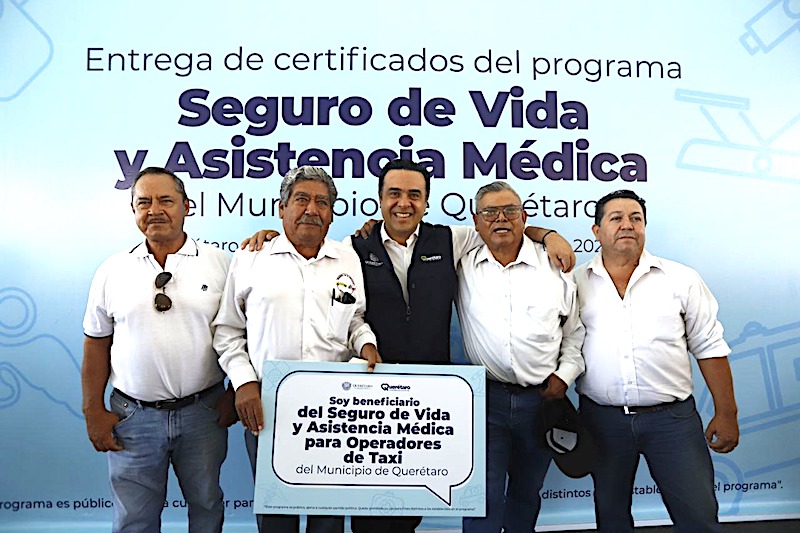 Lidera Luis Nava entrega de certificados "Seguro de Vida y Asistencia Médica".