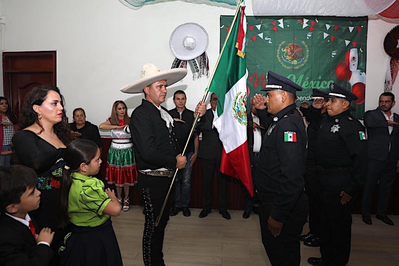 Manuel Montes Hernández da el grito para conmemorar el 213 aniversario de la Independencia.