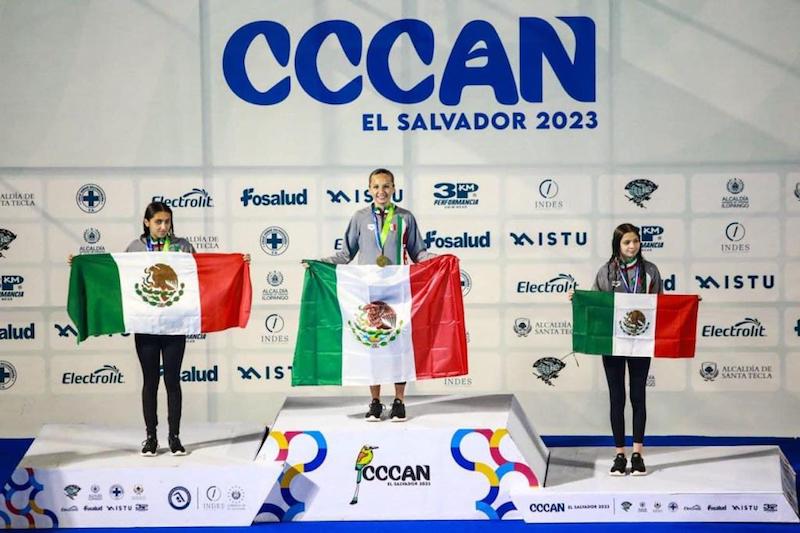 Nadadoras artísticas queretanas suben al podio en El Salvador.