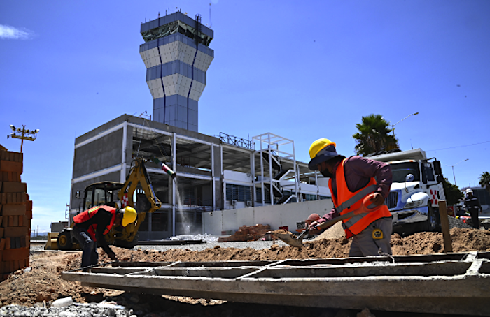 Realizan obras de modernización en el AIQ.