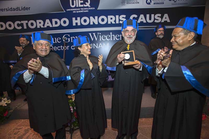 Rector de la UTEQ entrega doctorado honoris causa a Enrique Graue.
