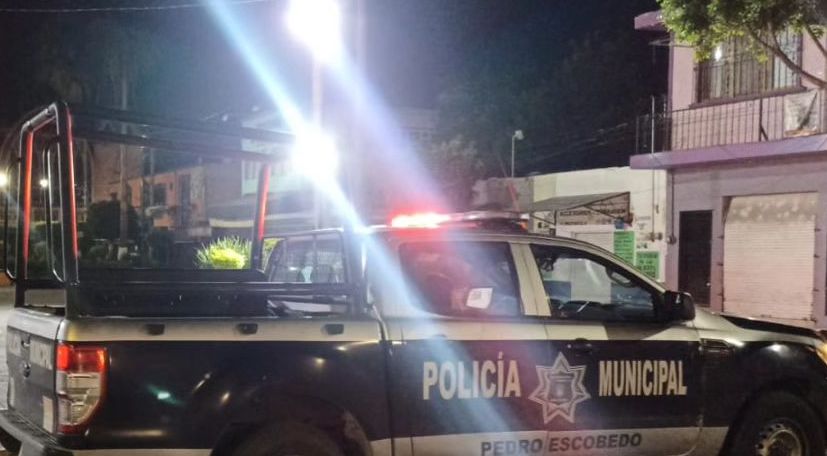 Se calcina sujeto en vehículo incendiado en Pedro Escobedo.