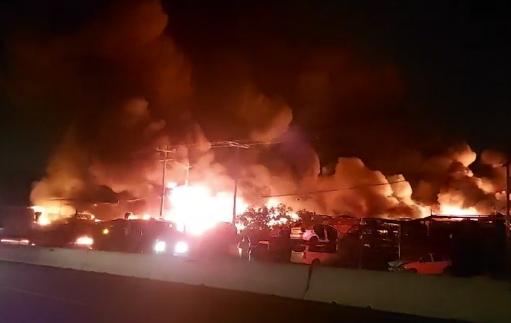 Se quema Yonque en Carr. Libre a Celaya en San Juan del Llanito Apaseo el Alto.