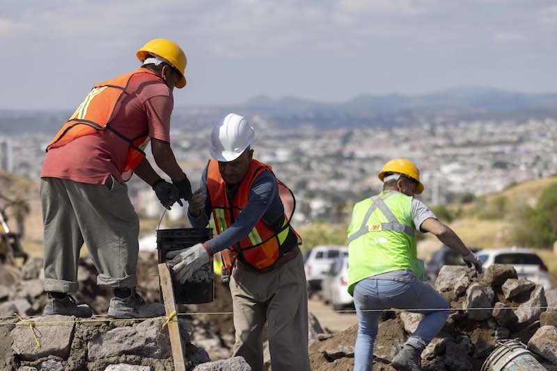 #Movilidad El Gobernador Mauricio Kuri, supervisa construcción de patio de maniobras para #QroBus. Se invierten 100 millones de pesos y tiene un avance del 70%.