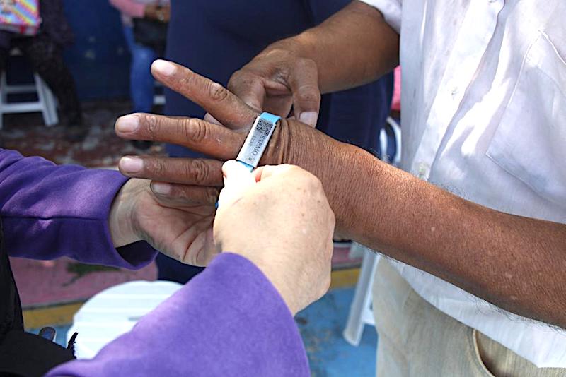 Entregan 1,429 brazaletes a adultos mayores de Querétaro Capital.