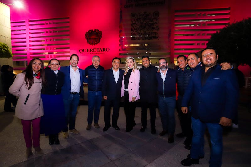 Iluminan Centro Cívico para conmemorar lucha contra el cáncer de mama.