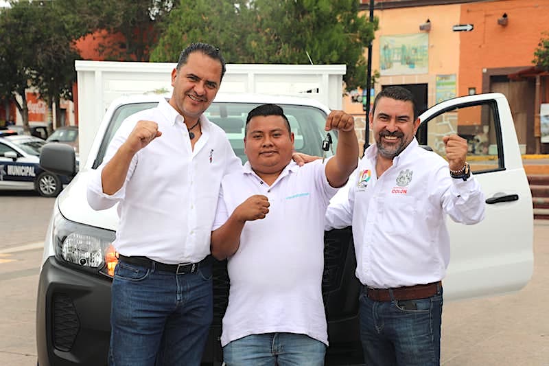 Manuel Montes entrega 12 vehículos nuevos para fortalecer servicios públicos.