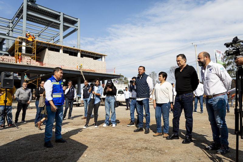 Mauricio Kuri supervisa avance del albergue para familiares de pacientes.