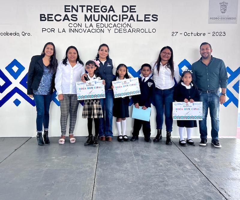 Mercedes Ponce Tovar entrega 300 becas municipales en Pedro Escobedo