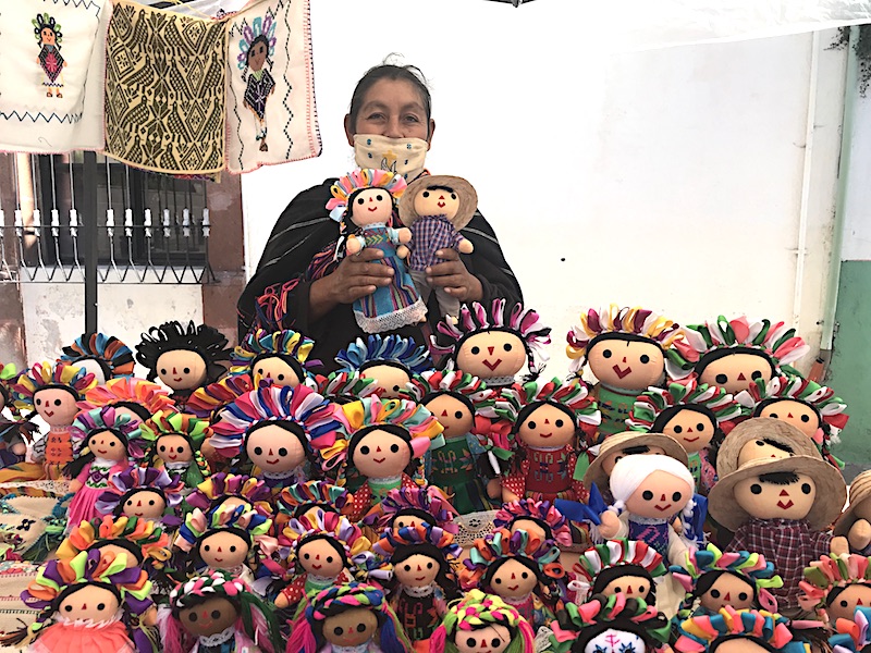 Artesanas de 12 municipios de Querétaro participarán en taller sobre moda por parte de una marca marca internacional.