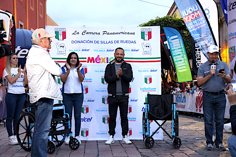Recibe DIF Querétaro 10 sillas de ruedas de Telmex-Telcel en Carrera Panamericana.