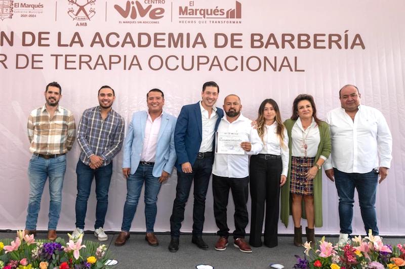 Se gradúa 1era generación de la Academia de Barbería en El Marqués.