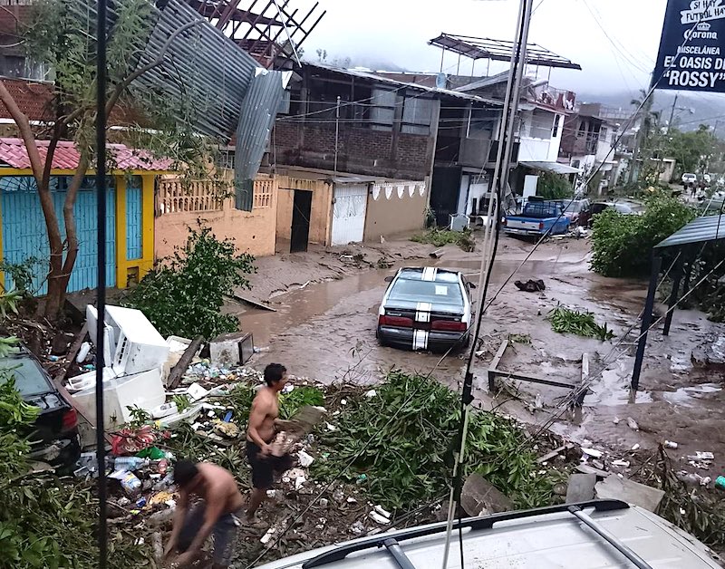 Suman 27 muertos tras impacto del Huracán "Otis" en Guerrero.
