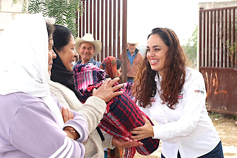 Cecilia Rodriguez entrega cobijas a adultos mayores de 44 localidades de Colón.