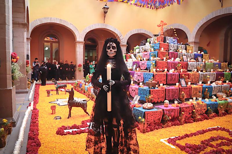 Dedican Altar de Muertos Monumental a Policías caídos en Querétaro.