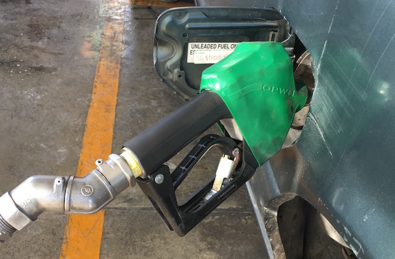 Detectan en Querétaro gasolinera que no vende litros de a litro.