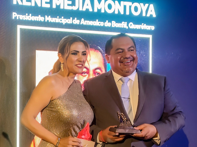 El Alcalde Amealco René Mejía recibe premio ALMA 2023.
