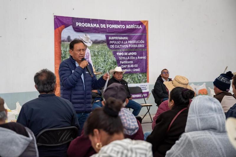 Entregan cultivos forrajeros a 135 productores del campo de El Marqués.