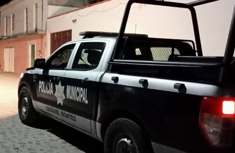 #Inseguridad #QuerétaroReal Un sujeto fue ejecutado a balazos cuando se encontraba en su auto en las inmediaciones de un hotel en #EzequielMontes, Querétaro.