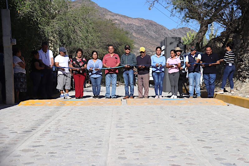 Inaugura Juan Carlos Linares pavimentación de calle en Sebastianes.