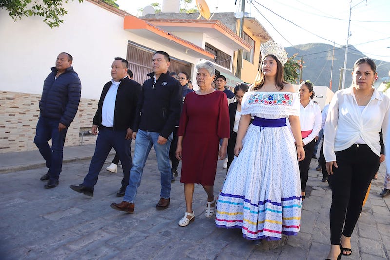 Juan Carlos Linares encabeza desfile conmemorativo por el 113 Aniversario de la Revolución Mexicana.