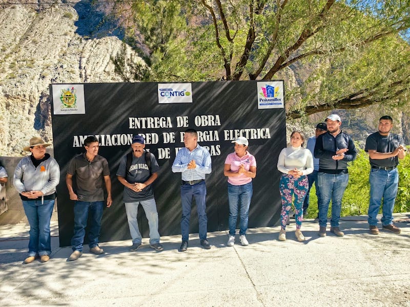 Juan Carlos Linares entrega ampliación de red eléctrica en Adjuntas de Higuera.