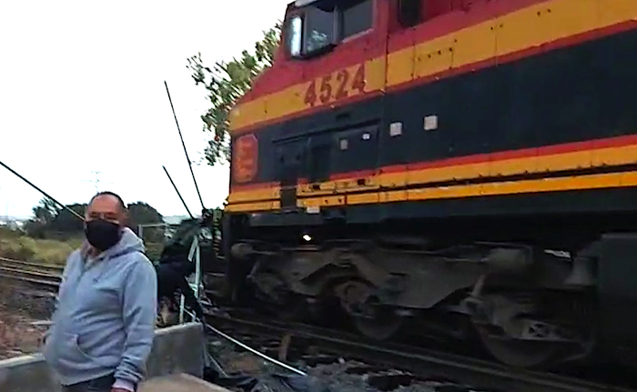 Locomotora embiste tráiler en San Juan del Río