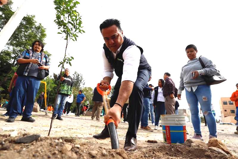 Luis Nava lidera aplicación del programa "Mi Querétaro Lindo" en parque Puertas del Cielo.