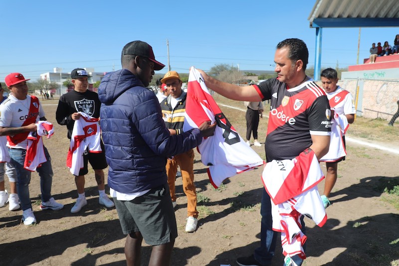 Manuel Montes entrega uniformes deportivos a equipo de futbol de Ajuchitlán.