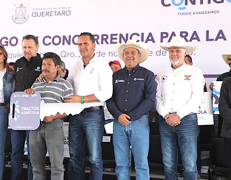 Manuel Montes participa en la entrega de apoyos de productores agrícolas.
