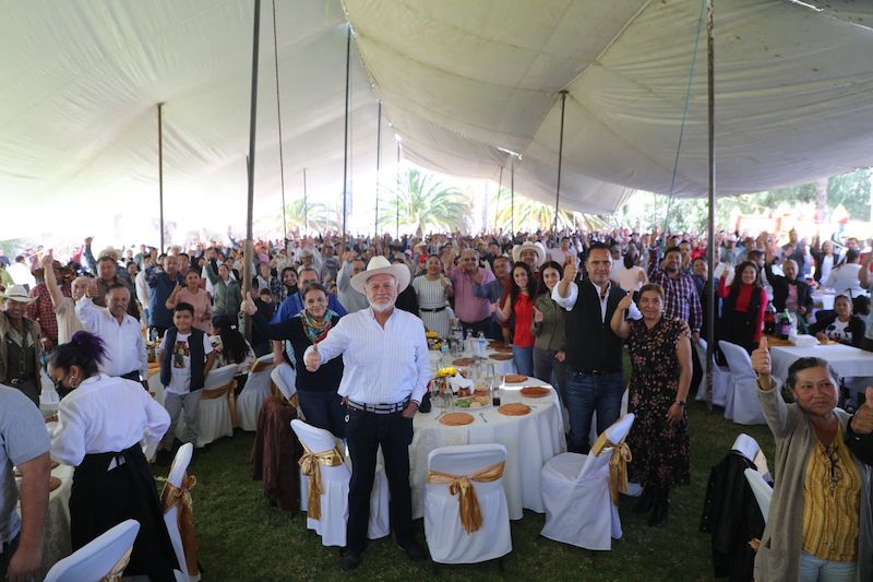 Manuel Montes sostiene reunión con representantes de 53 comunidades de Colón.