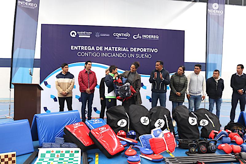 #Deporte Más de mil 600 deportistas queretanos reciben material deportivo. La Titular del INDEREQ, Iriria Salazar, afirmó que la dependencia brinda respaldo a los deportistas locales.