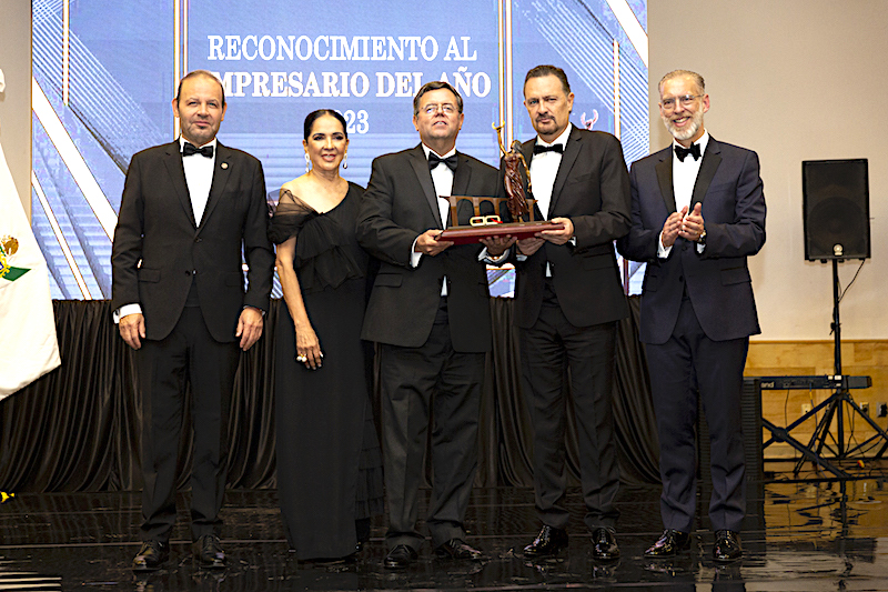 Mauricio Kuri entrega el Premio al Empresario del Año 2023 a Luis Alfonso García Alcocer.