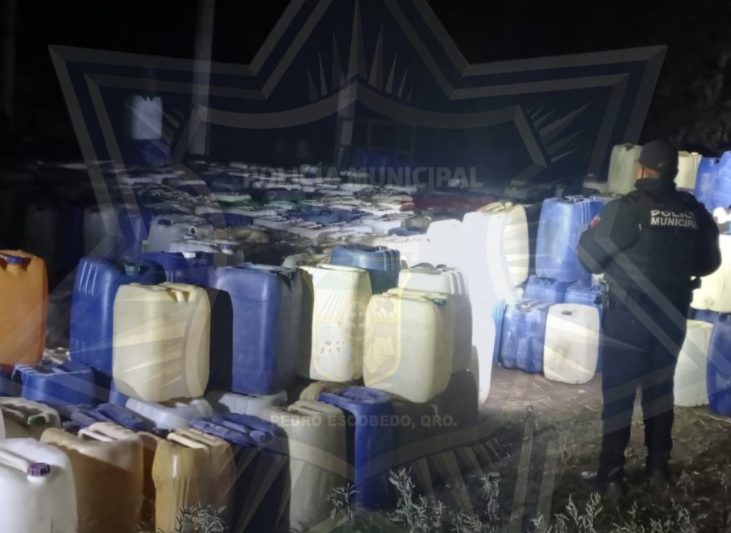 Policías de Pedro Escobedo aseguran 400 garrafas con combustible presumiblemente robado.