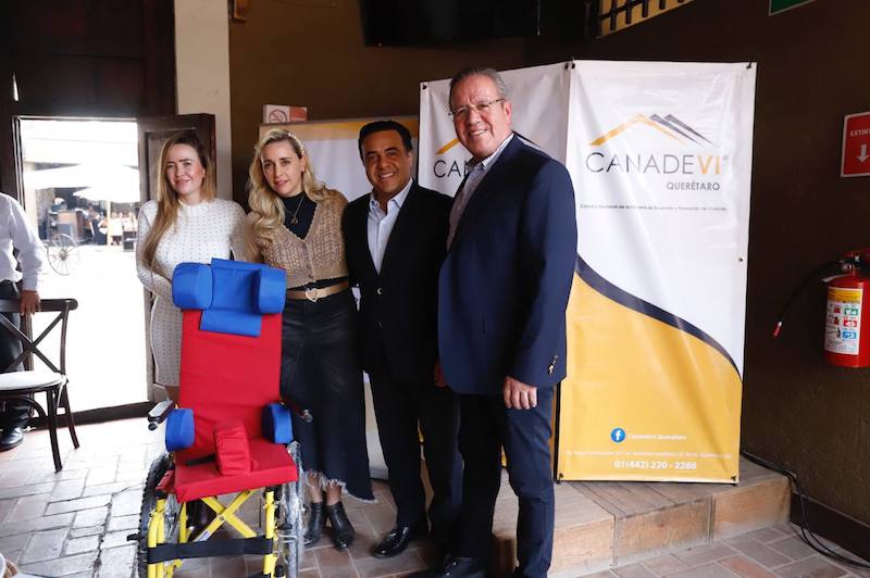 Recibe DIF Municipal de Querétaro 8 sillas de ruedas de la CANADEVI.