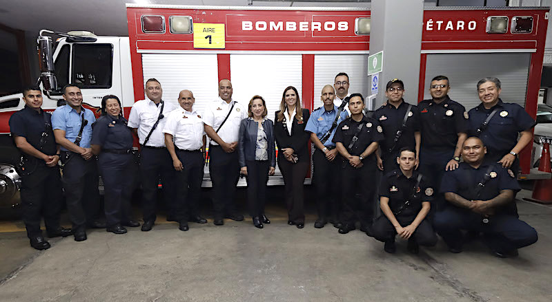 Reciben Bomberos de Querétaro 31 mdp para su operación.