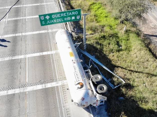 Vuelca pipa, cierran autopista México-Querétaro hasta por 14 horas.